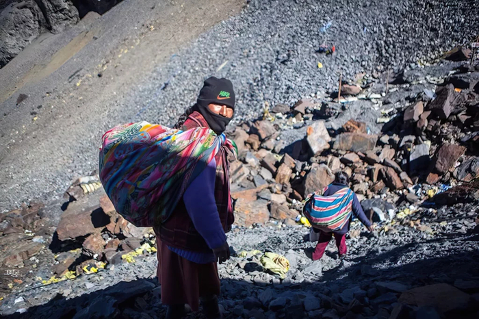 Руду из шахт тащат вниз, где при помощи ртути извлекают из нее золото