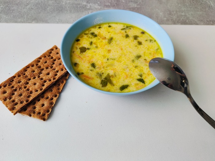 Разливаю по тарелкам. Подаю с хлебцами.