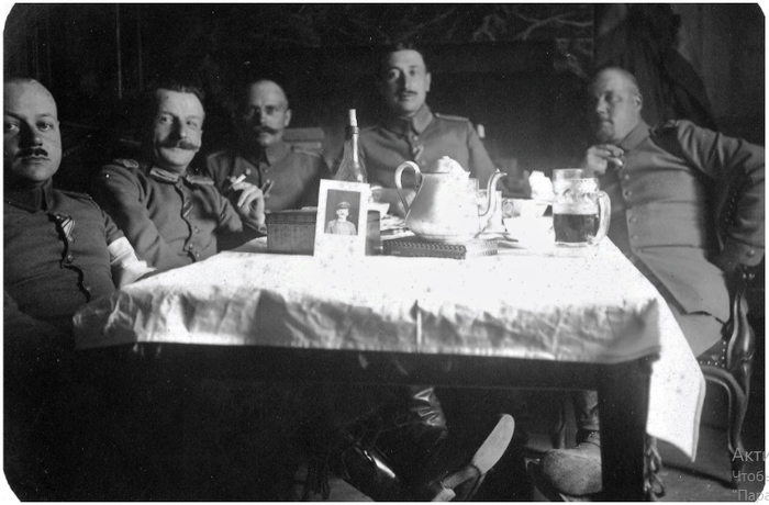 На этой фотографии из коллекции артиллериста Макса Кранца изображены офицеры артиллерии за выпивкой в тылу.