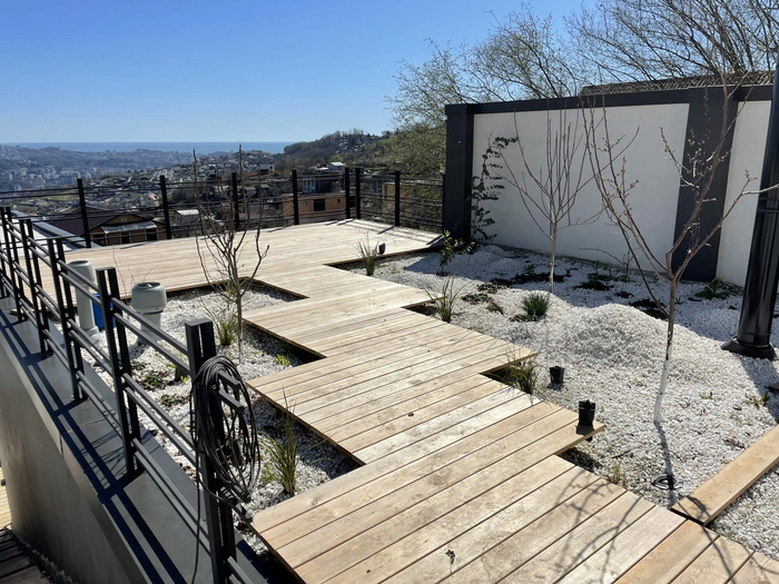 Зеленая кровля и эксплуатируемая кровля - всегда идеально сочетаются, на данном фото Вы видите небольшой сад на крыше, на сауне мы насыпали 130 см подготовленного субстрата, сделали прекрасную смотровую площадку и место для установки садовой мебели