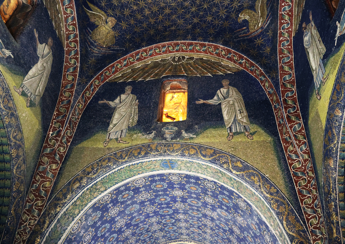 Здесь использовано классическое цветовое сочетание - синего с золотым.