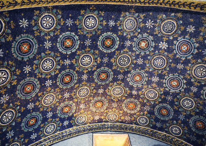 Есть повторяющиеся варианты, а есть разные. Отличный вариант примера подходящего для обучения.