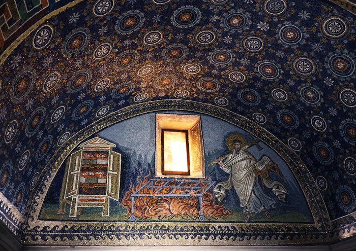 Звездочки украшают большинство сводов мавзолея.