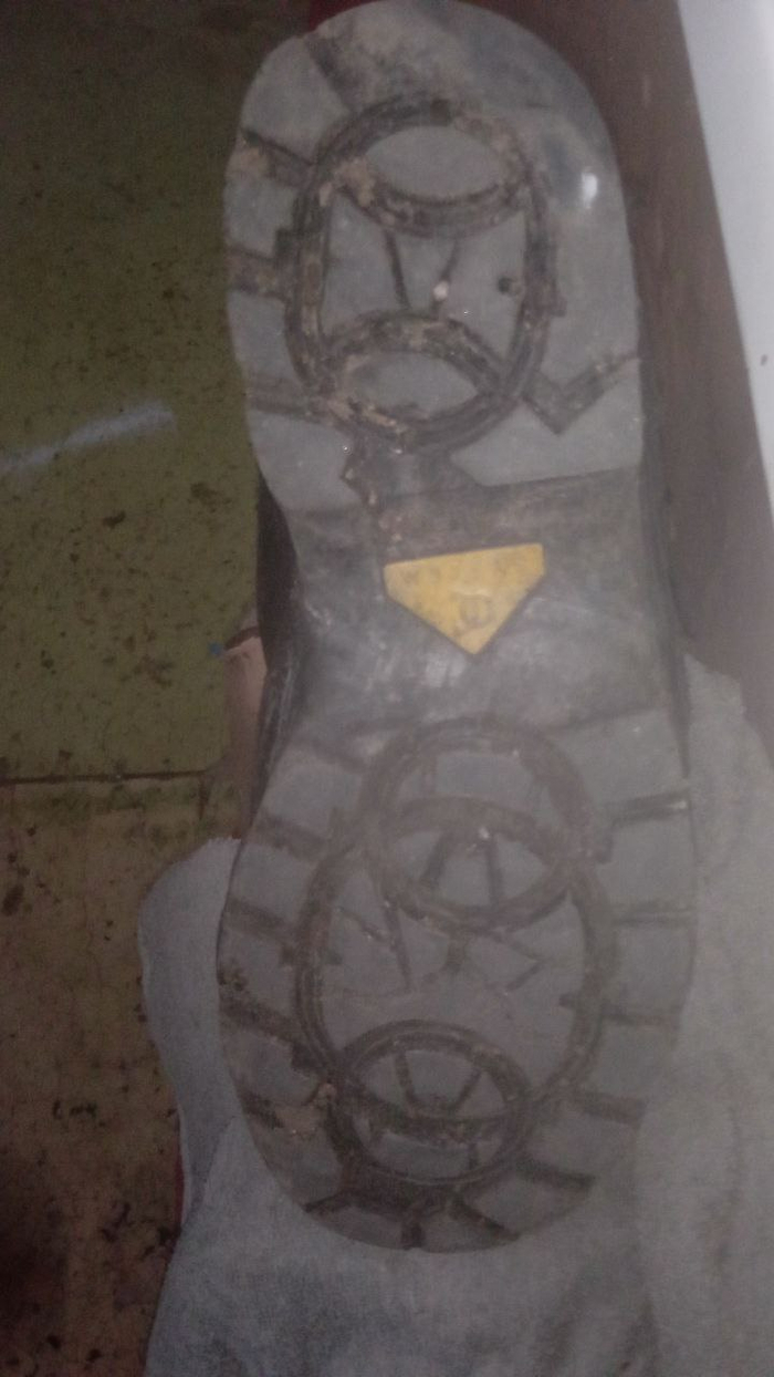 В выемках на пятках должны были быть специальные откидывающиелся ледоступы, но со временем резина порвалась, они отвалились.