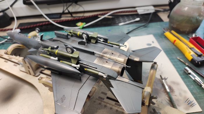 Крылья зашпаклеваны на отъебись, как и всё здесь...