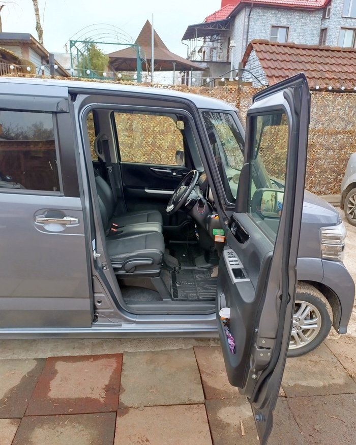 Передние двери открываются на 90 градусов.