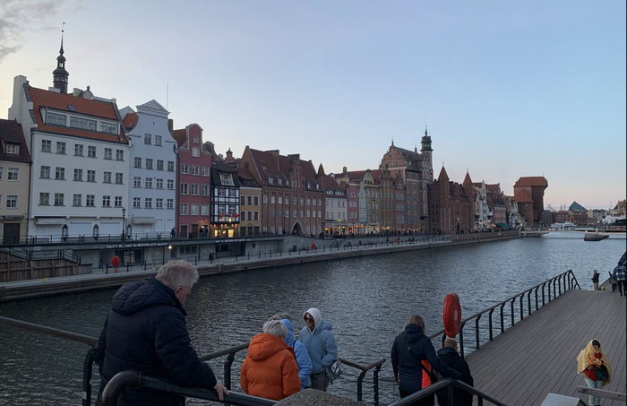 Набережная канала (вдали виден кран)