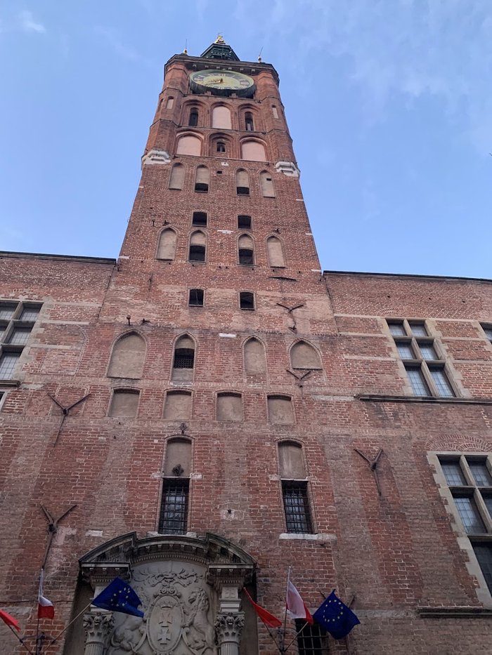 Башня ратуши - оооочень высокая. Город был нереально крут (еще бы, ведь сидел на торговом потоке торговли хлебом со всей Польши через балтийское море, куда впадает Висла).