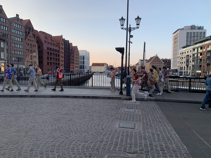 А это что за идиоты в летних рубашках? Конечно британцы ))) На термометре 4-7 градусов, но это не помеха.