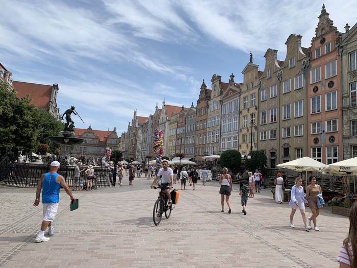 Нептун - вид слева. Характерные узкие дома.