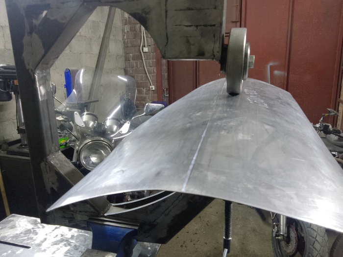 Начинаю обкатывать лист на английском колесе. При этом на металле снимаются напряжения и лист становится более мягким для дальнейшей обработки и формируется предварительный поперечный радиус самого крыла. Нижние ролики сменные с различными радиусами.