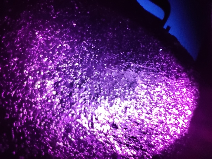 Длинноволновый ультрафиолет. Цвет соответствует как невооружённым глазом так и на фотографии.