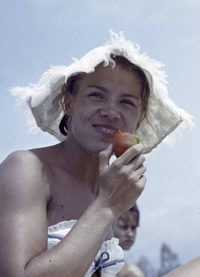 Советская гимнастка чемпионка СССР, Европы, мира и Олимпийских игр Лариса Латынина на отдыхе в 1964 году