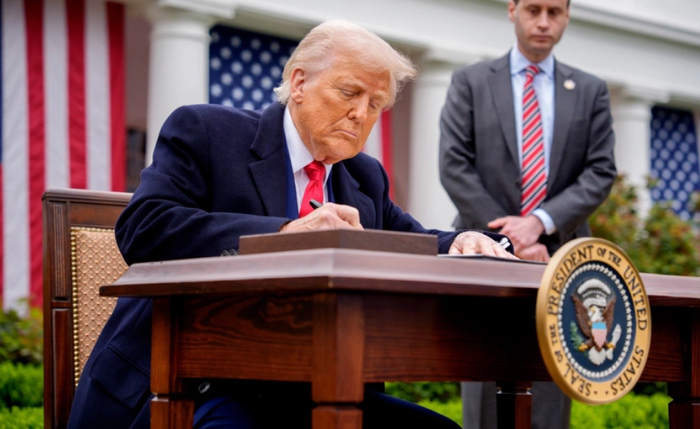 Китай повышает пошлины для США уже на 84%