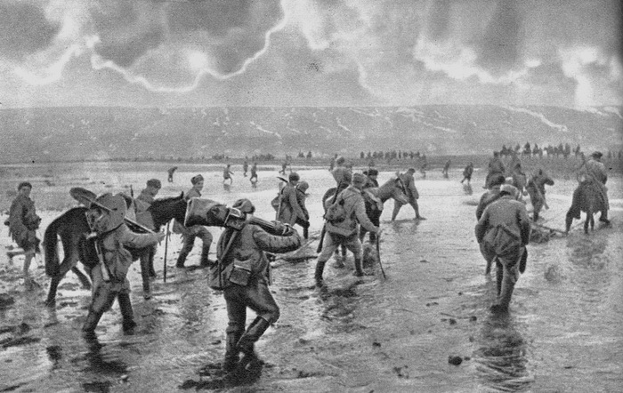 Советские части форсируют лиман в районе Одессы. Апрель 1944