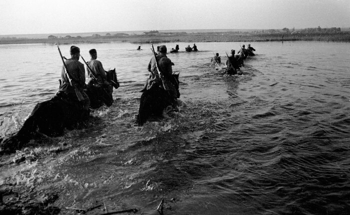 Кавалеристы Иссы Плиева форсируют один из лиманов под Одессой