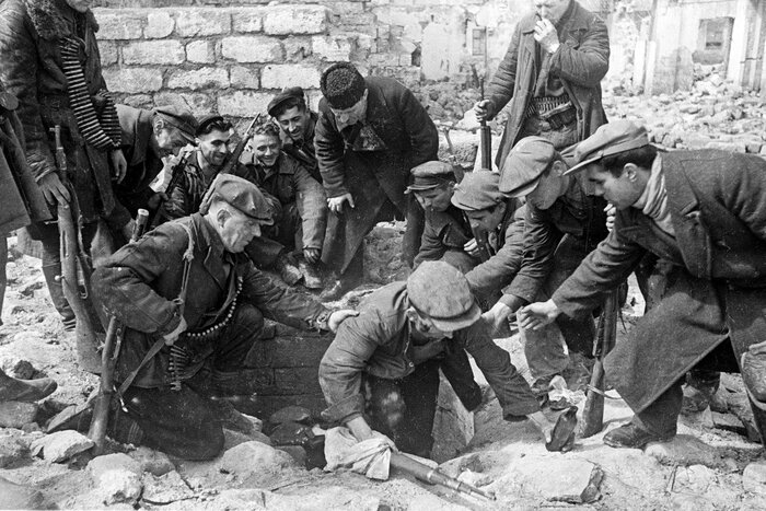Партизаны у выхода из катакомбы в освобожденной Одессе. Фото - Георгий Зельма, 10 апреля 1944 года