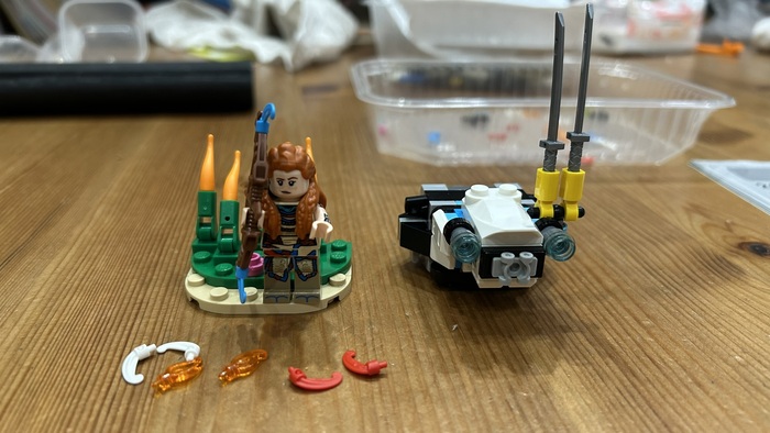 Лук Элой стихийный, вы сами решаете какой стихией в этот раз его снарядить. На выбор белые, красные, синие или огненные детали.