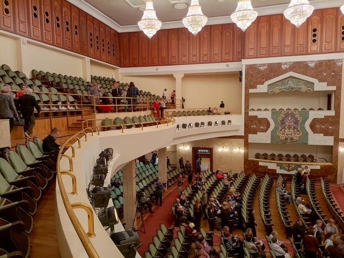 Поручни на балконе иногда перекрывают обзор, и не берите места на 2 ряд балкона, там для коленей нет места.