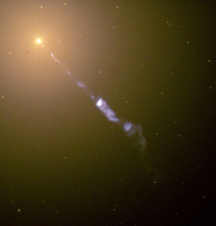 Из центра галактики M 87 вырывается джет / © NASA/ESA