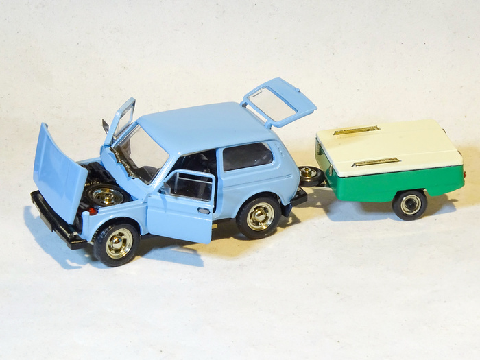 Рис. 9. Саратовская модель автомобиля ВАЗ-2121 «Нива» (А20) с прицепом «Скиф» после восстановления с открытыми элементами