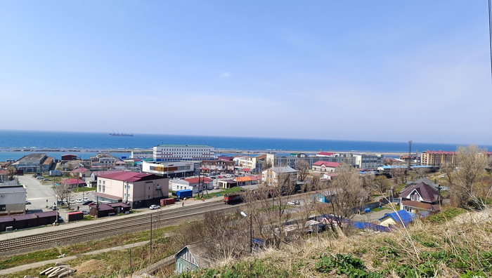 Вид с сопки. Протяженность Невельска около 8 км.