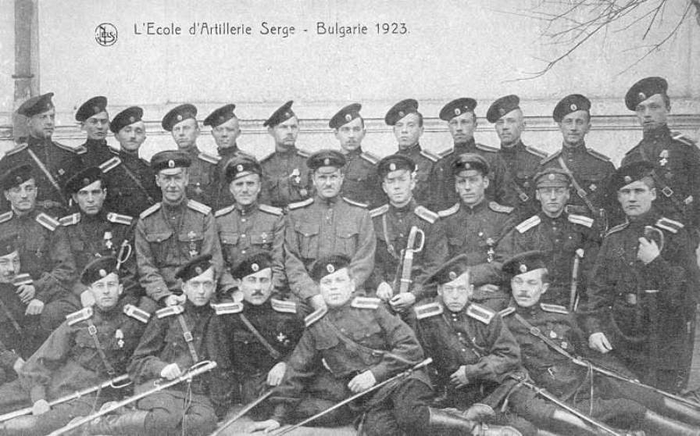 Юнкера и офицеры Сергиевского артиллерийского училища, продолжавшего работу до 1924 г. в эмиграции.
