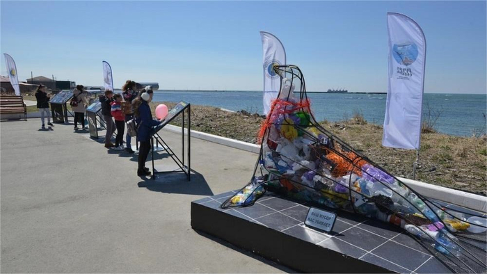 А вот так выглядит сивуч-контейнер с мусором. Вокруг шеи обмотан кусок полипропиленовой веревки или сетки — именно от этих удавок часто погибают морские животные.