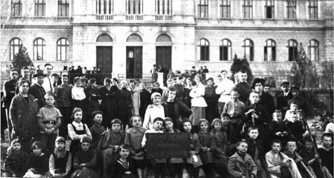 Группа преподавателей и учеников русской гимназии в Варне.