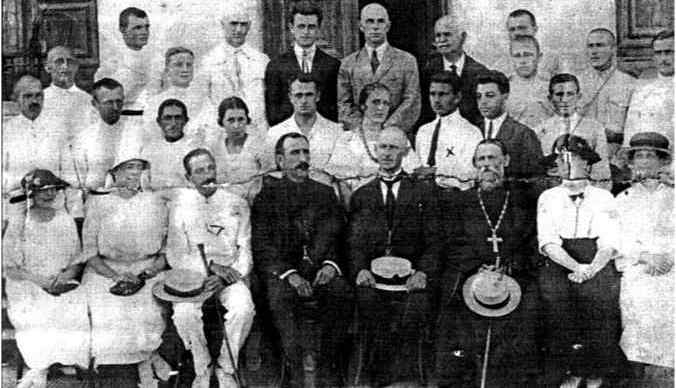 Преподаватели русской гимназии в Варне. Священник - о.Георгий Голубцов.