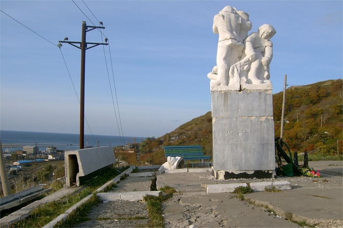  Видно отвалившуюся часть фигуры и осколки вокруг постамента.