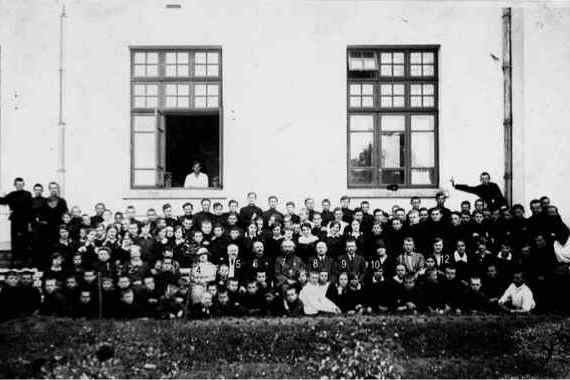 Общая фотография Русской Софийской гимназии (единственной русской гимназии в Болгарии, "дожившей" до 1944 г.), учебный год 1929-30.