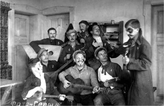 Театрализованный "Балалаечный оркестр" под управлением Б.П.Колчановского, созданный при Галлиполийской гимназии в Велико-Тырново, а после ее роспуска в 1926 г. перебравшийся в Софию. 1930 г.