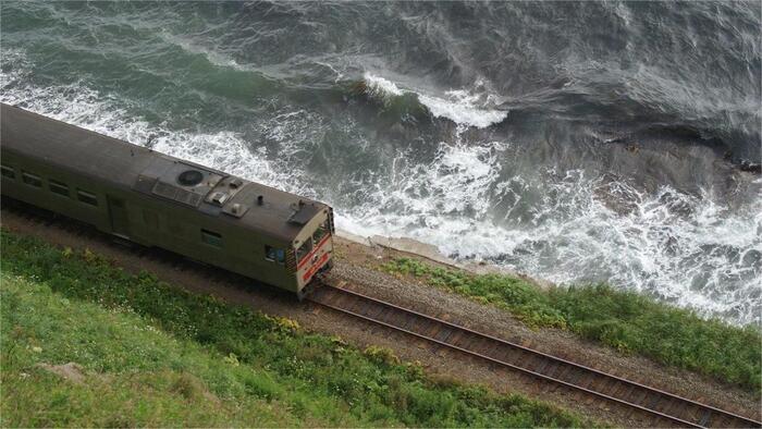 Если будет возможность, купите билет на электричку (Орлан) по маршруту Холмск-Томари и насладитесь потрясающими сахалинскими пейзажами.