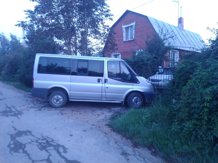 редкое фото. Лачик еще не забрали, бус уже наш. На фоне нашего дома))