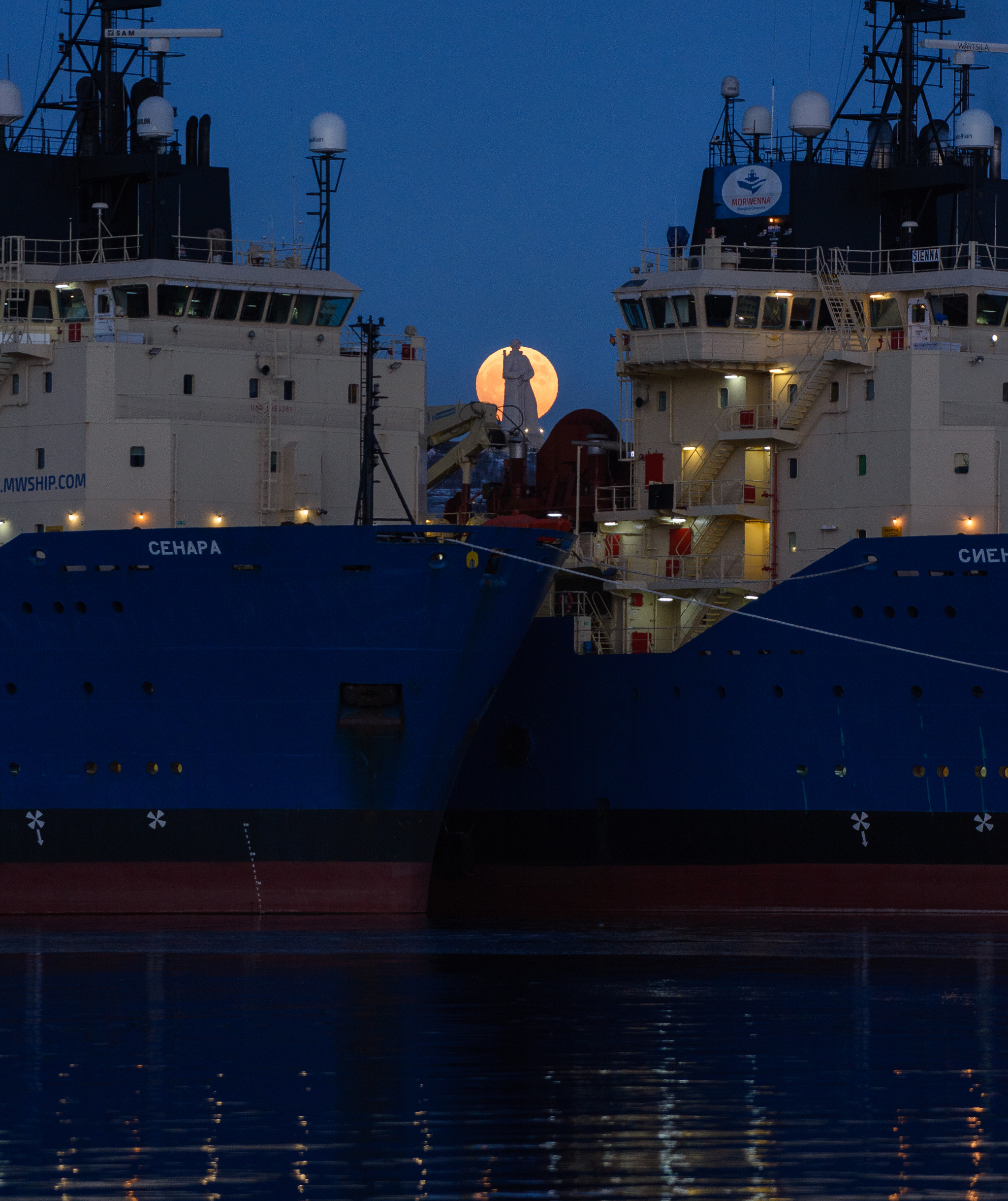 Make a wish Alyosha between two ships under the full moon - My, Murmansk, Kola Peninsula, moon, Monument to Alyosha