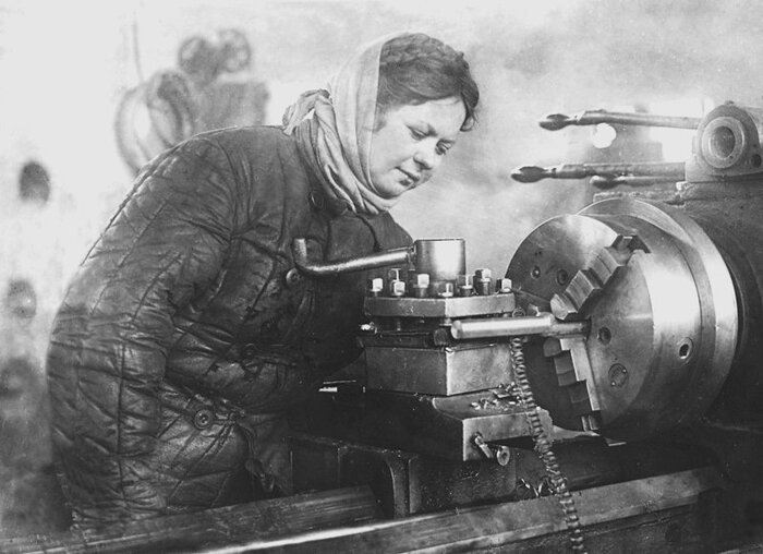 Ну что за красота - Универсальный токарный станок в работе! Жаль что по девушке понятно что возле него прохладно.