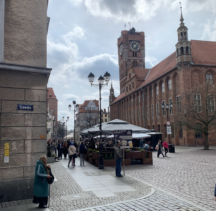 Бабка, зазывала и часы.