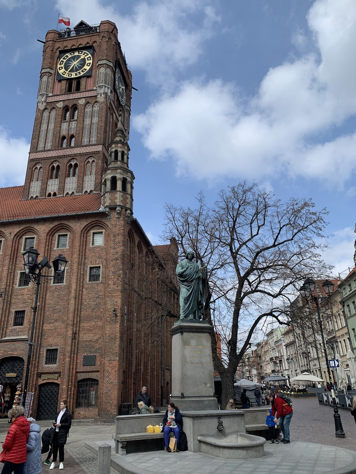 Монумент рядом с главной башней города.