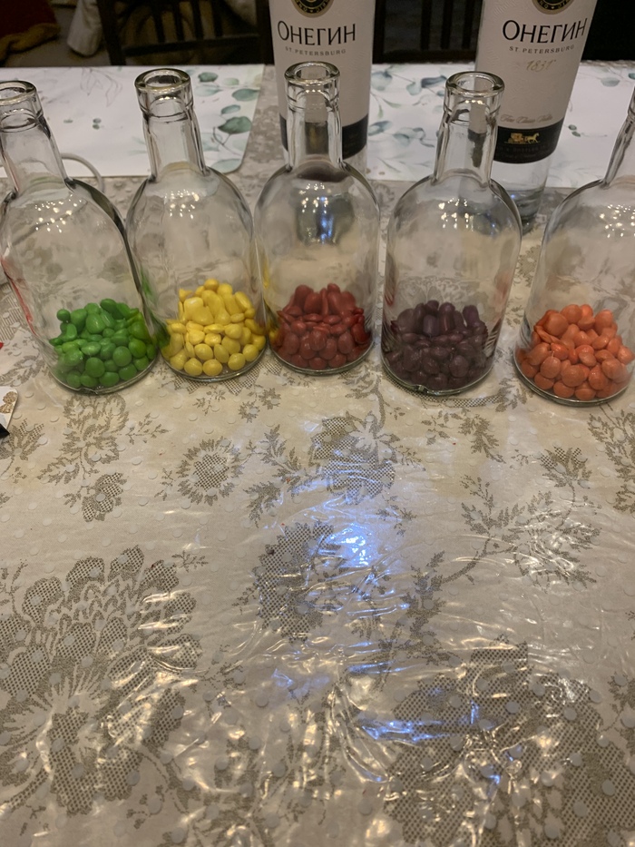 И не менее монотонное укладывать по одной в бутылку, по 63 раза.