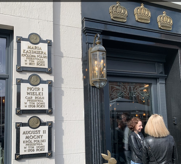 На таблицах именитые особы посетившие это место: Мария Казимира - Королева Польши (1677), Петр I - царь России (1709), Август II Cильный - король Польши (1709).