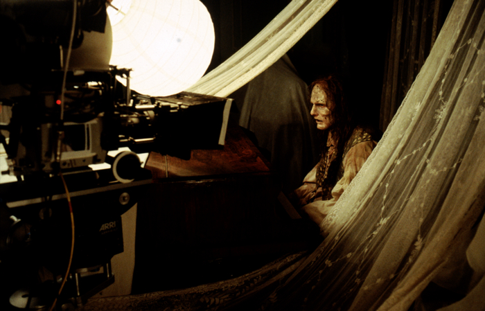 Недоумерший Лестат в гриме от Студии Стэна Уинстона играет на пианино.