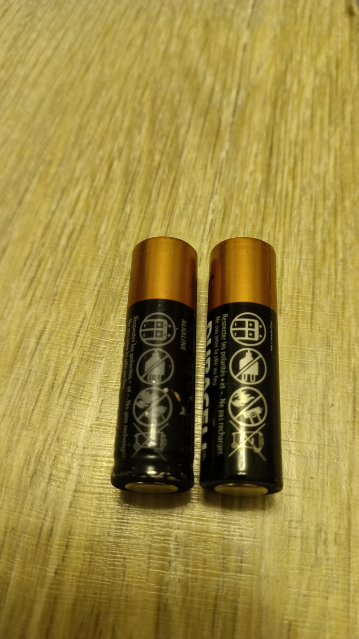 Блеклая краска .Оригинал справа.