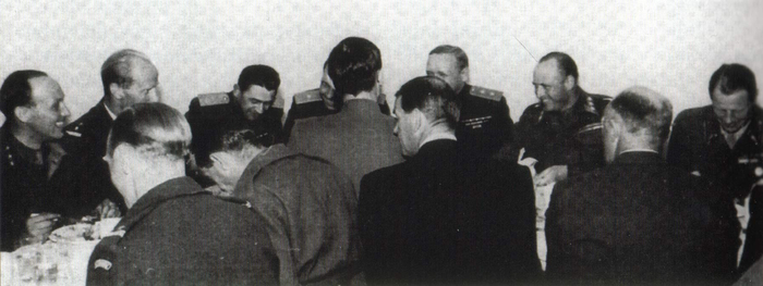 Ужин в Киркенесе в июле 1945 г. На втором плане справа полковник Арне Дагфин Даль , кронпринц Улаф и главнокомандующий советскими войсками в Восточном Финнмарке генерал-лейтенант Щербаков.