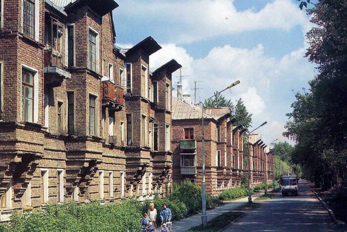 Немецкий квартал на открытке в честь 50-летия Металлургического района, 1996 год. Источник фото: Архистраж (LiveJournal)