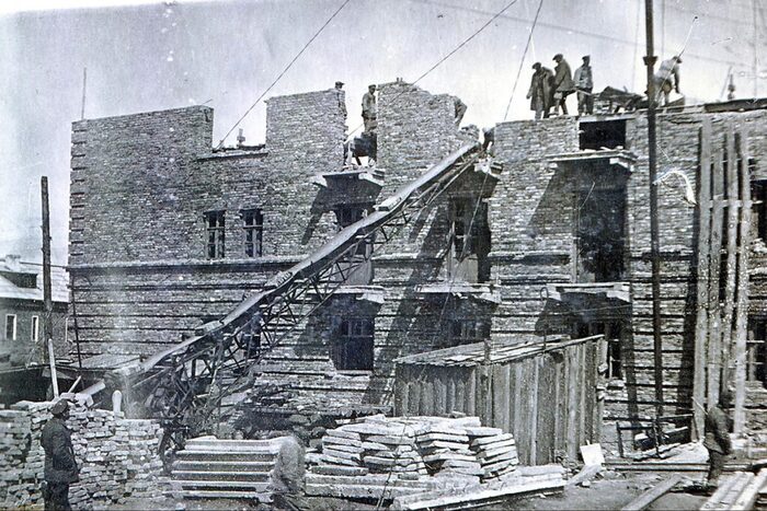 Строительство немецких домов, середина 1940-х годов. Фото Владимира Ионова. Источник: Музей Челябметкомбината