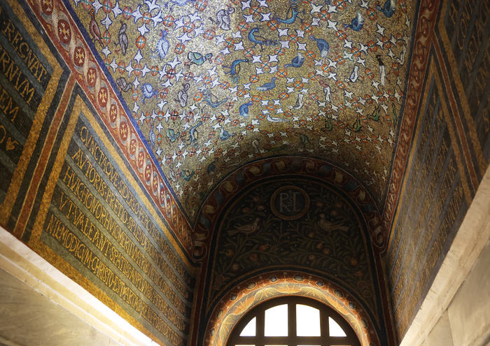 Капелла располагается внутри музейного комплекса, что выглядит очень необычно.