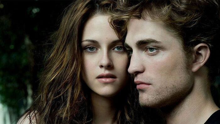 Кристен Стюарт и Роберт Паттинсон в фильме "Сумерки"