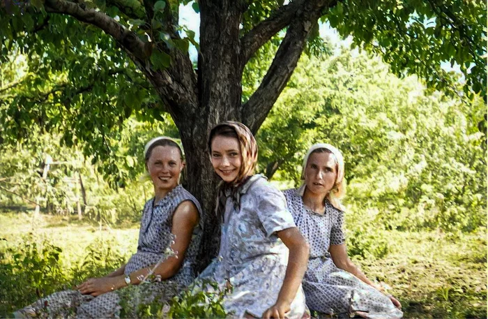 Подборка душевных и ярких фотографий деревенской жизни в СССР. 20 раскрашенных фотографий 20 век, Фотография, СССР, Детство в СССР, Старое фото, 60-е, 70-е, 50-е, 80-е, Деревня, Сельская жизнь, Колоризация, Длиннопост