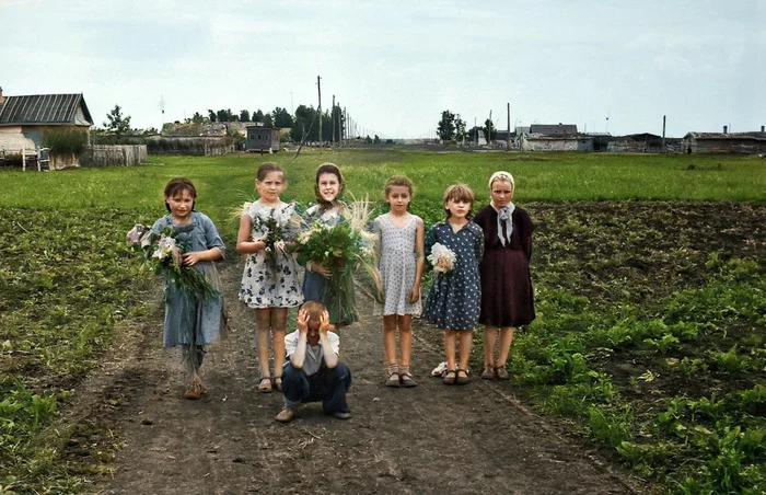 Подборка душевных и ярких фотографий деревенской жизни в СССР. 20 раскрашенных фотографий 20 век, Фотография, СССР, Детство в СССР, Старое фото, 60-е, 70-е, 50-е, 80-е, Деревня, Сельская жизнь, Колоризация, Длиннопост